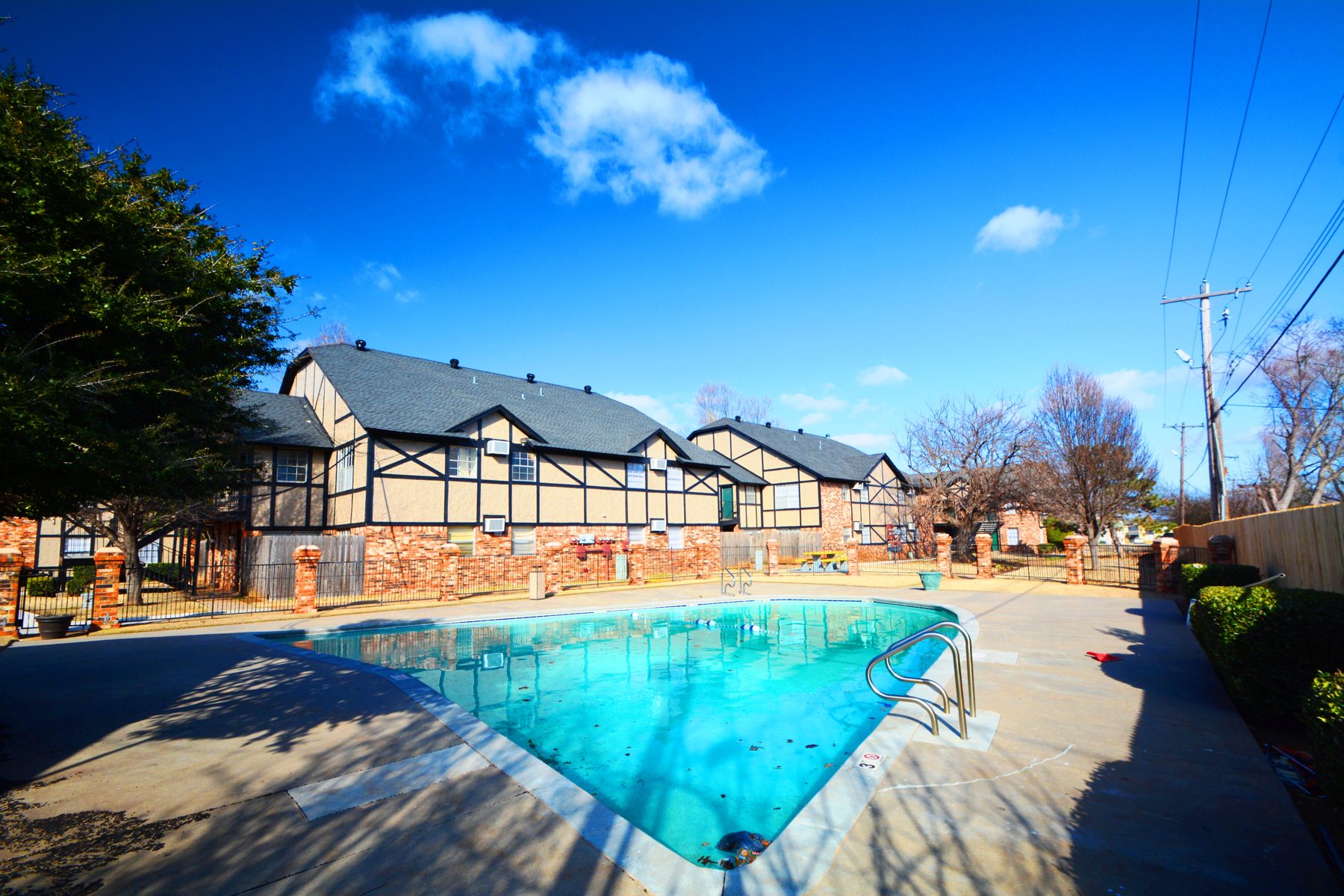 Tudor Crossing apartment community and pool in Oklahoma City